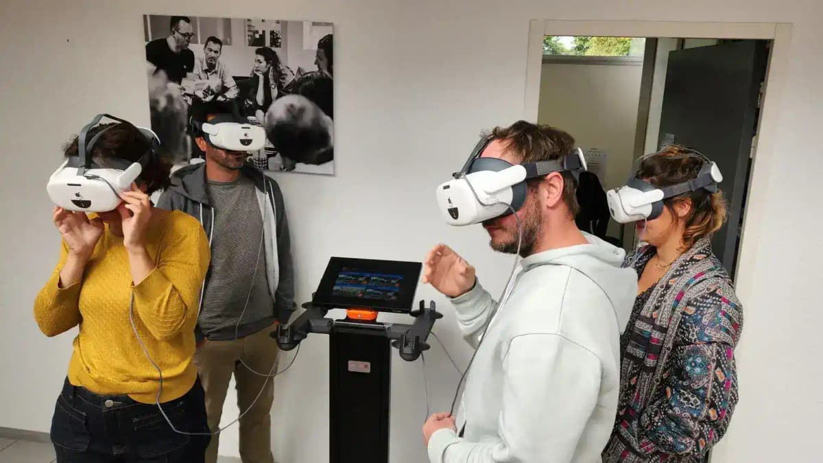 Session de formation VR en entreprise avec casques et totem